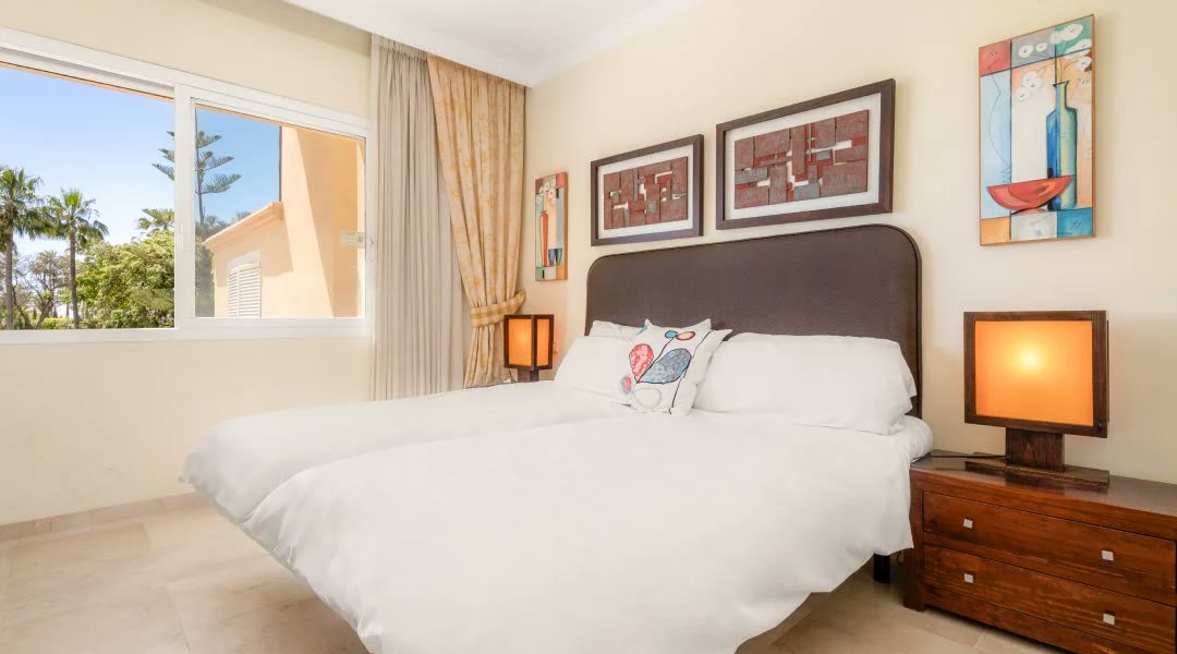 Twin bedroom photographed by Troyan: bright, level, window view visible